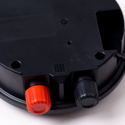 fencee Mini M10 villanypásztor készülék hátlapja és 230 V hálózati kábele